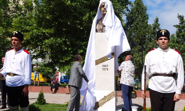 Откриха бюст-паметник на Васил Левски в Луковит 2 Откриване на бюст-паметник на Васил Левски в Луковит