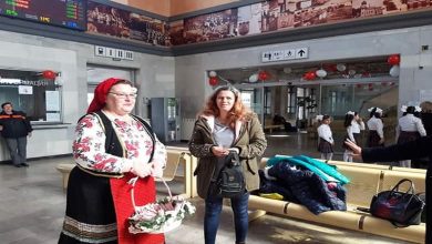 Баба Марта изненада с мартеници пътниците на гара Плевен