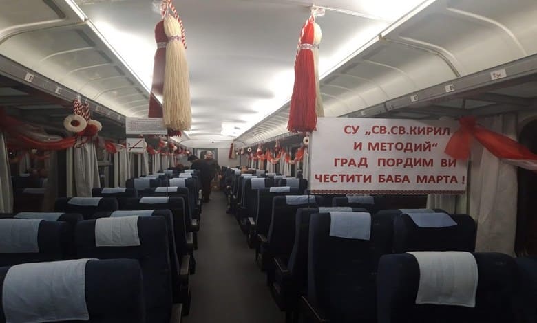 Баба Марта изненада с мартеници пътниците на гара Плевен