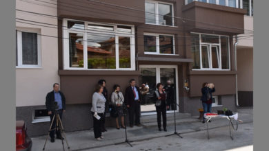 Кметът на Ловеч преряза лентата на нови пет санирани сгради