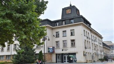 Кметът на Ловеч поздравява строители