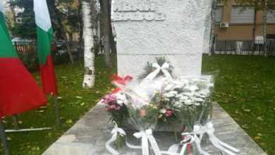 Плевен с цветя за Деня на народните будители