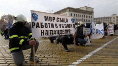 Десетки полицаи от страната се събраха на протест