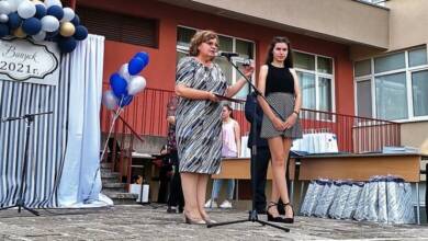 Връчиха дипломите на 100 абитуриенти