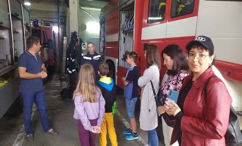 Доброволци от БЧК Ловеч  посетиха пожарната служба в  Ловеч