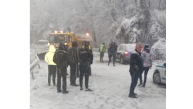 Сблъсък между снегорин и лек автомобил край Гложене