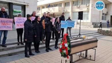 Собственици и служители на частните траурни агенции в Ловеч протестираха