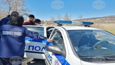 Задържани са бежанци, определили се за афганистанци
