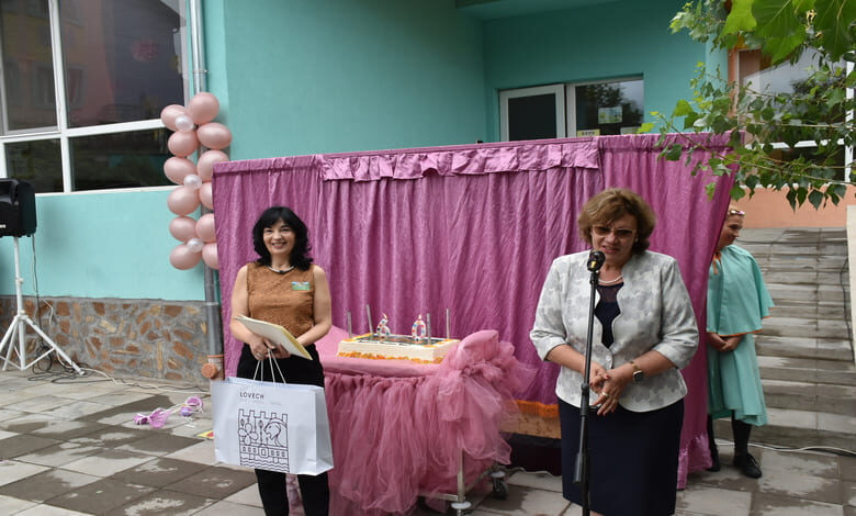 кметът Корнелия Маринова