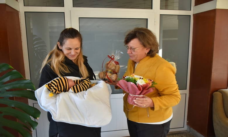 Корнелия Маринова посети майките  на бебетата, родени на предела към Новата 2023 година - сн.2