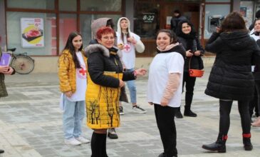 Арка с червени и бели балони зарадва тетевенци по случай 1-ви март 2 01032023 teteven 1