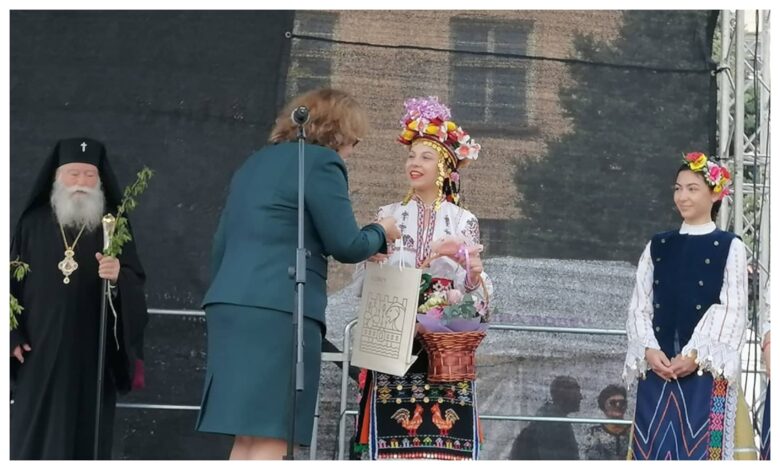 Дарина Добрева е Кумичка на Цветница 2023 в Ловеч 1 Дарина Добрева е Кумичка на празника Цветница 2023 в Ловеч