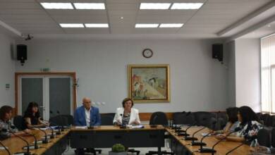 Корнелия Маринова връчи бюджетите за 2023 г.