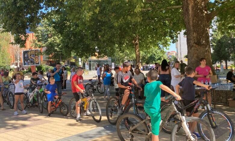 състезание с велосипеди и тротинетки