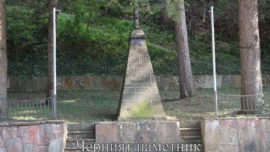 Черният паметник