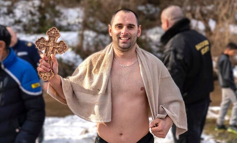 Кирил Иванов извади Христовия кръст от ледените води на река Каменица в Угърчин 1 Кирил Иванов извади Христовия кръст в Угърчин