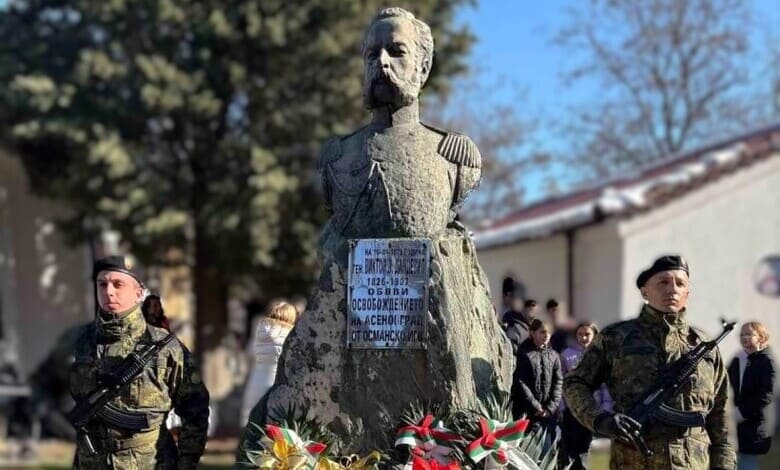 Цветя и венци пред паметника на ген. Виктор Дандевил в Асеновград