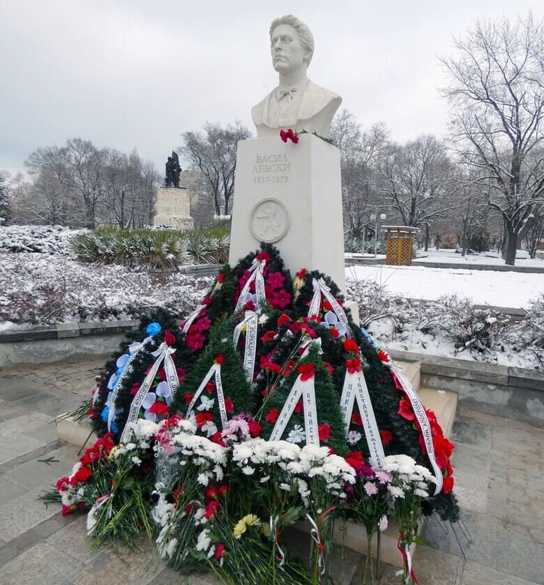 Бюст-паметник на Васил Левски в град Лом Бюст-паметник на Васил Левски в град Лом