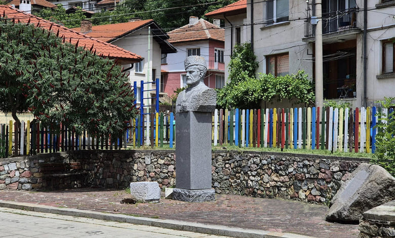 Реставрираха паметника на Баньо Маринов
