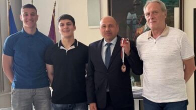Хандбален клуб „Осъм“ подари бронзов медал на Община Ловеч
