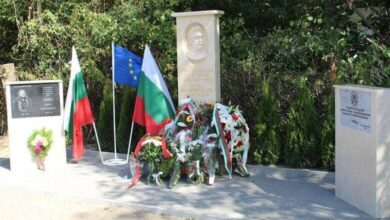 Паметник на генерал Владимир Вазов пред къщата в Рибарица