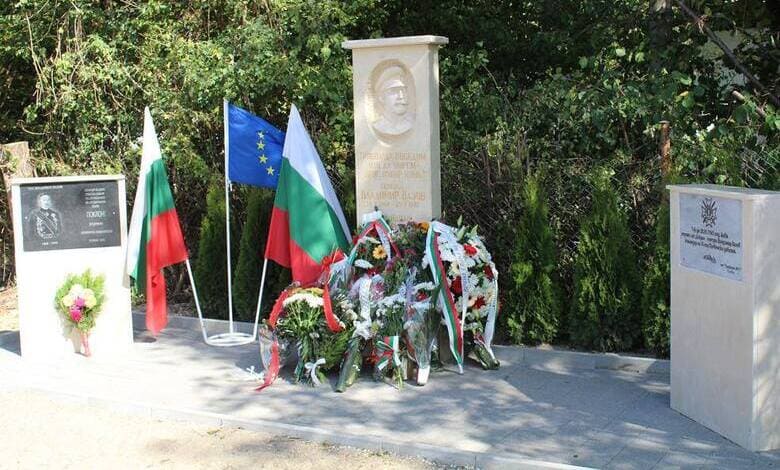 Паметник на генерал Владимир Вазов пред къщата в Рибарица