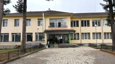 СУ Васил Левски – Априлци, училищна сграда дне