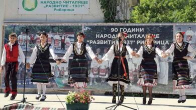 Празникът на Рибата в Рибарица събра стотици гости с традиции, музика и кулинария 16 Празникът на Рибата в Рибарица – сцена с изпълнители и публика