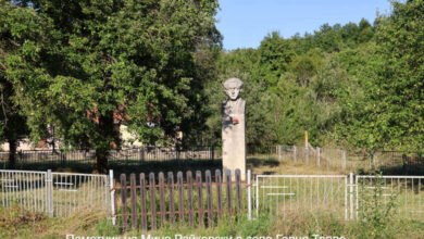 Паметник на Мичо Райковски в село Горно Трапе