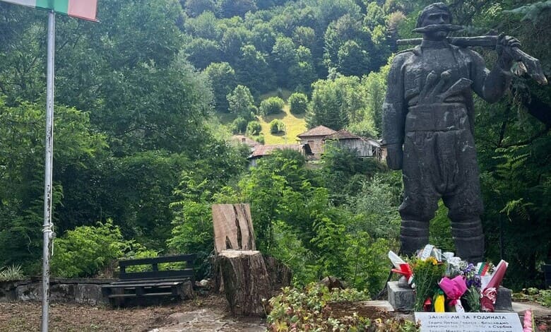 Паметник на Панайот Хитов в село Дивчовото