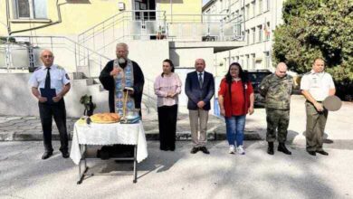 Областният управител Дора Стоянова поздравява ловешките огнеборци
