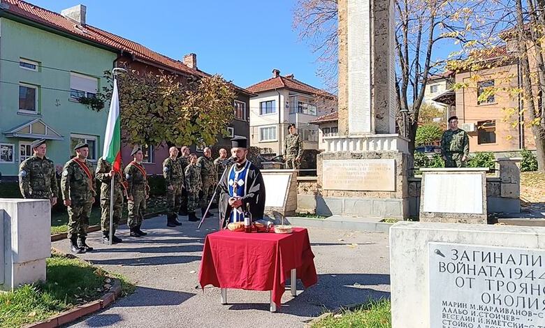 troyan pochete denya na buditelite