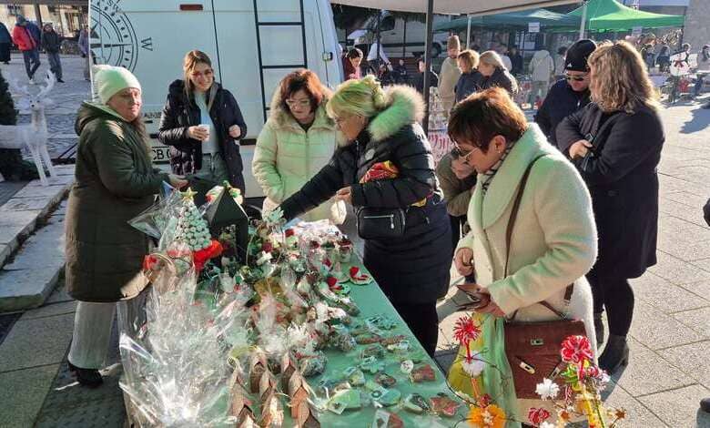 Кметът на Тетевен д-р Мадлена Бояджиева на Коледния базар