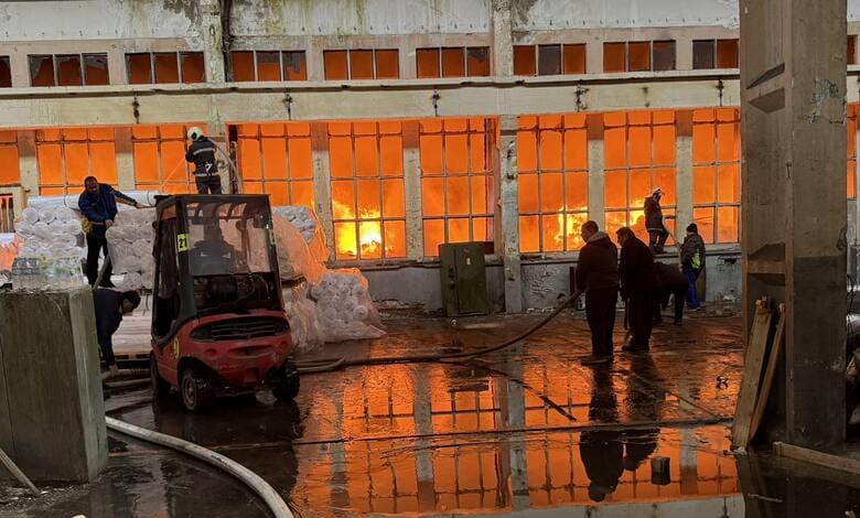 Пожар в складове на „Калинел“ в района на бившия „Машстрой“ в Троян