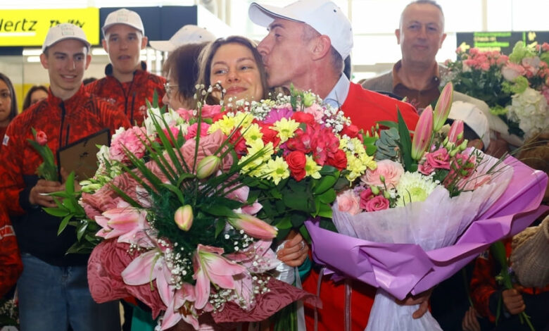 Лора Христова се завърна в България след олимпийския бронз в Милан 1 Лора Христова бронз Милано - посрещане на летище „Васил Левски" в София