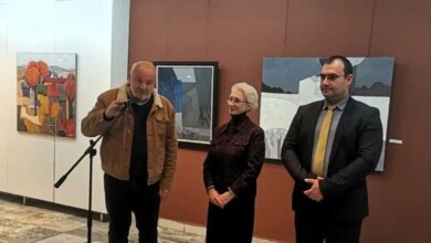 Надя Петрова до свои картини на изложбата в галерия Проф. Теофан Сокеров в Ловеч