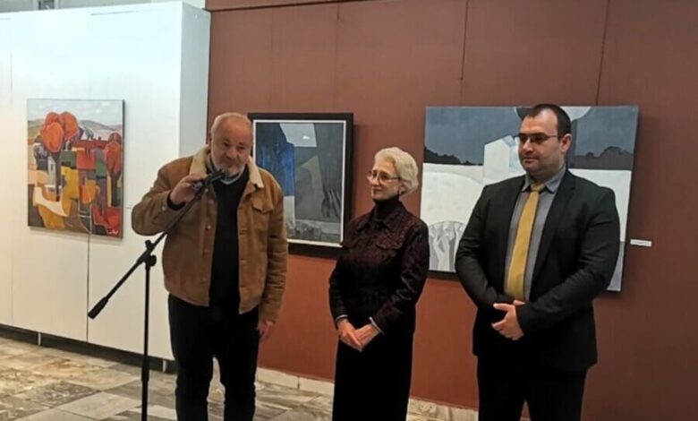 Надя Петрова до свои картини на изложбата в галерия Проф. Теофан Сокеров в Ловеч