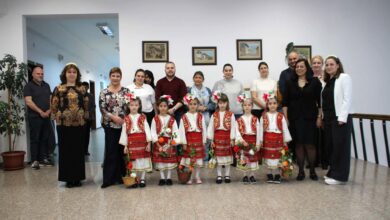 Лазарки от детски градини „Детелина" и „Васил Левски" в сградата на Община Тетевен