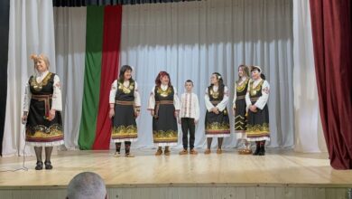 Сцената на НЧ „Напредък" в с. Борима по време на представяне на „Събор на Староселци"