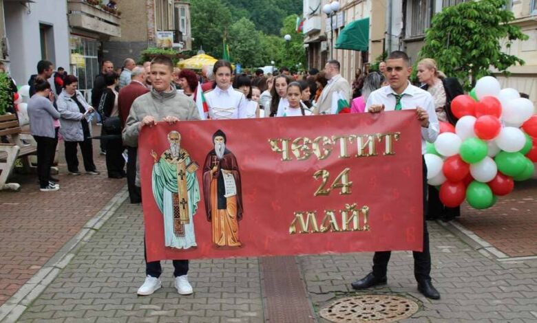 Празнично шествие за 24 май в Тетевен до площад „Сава Младенов"