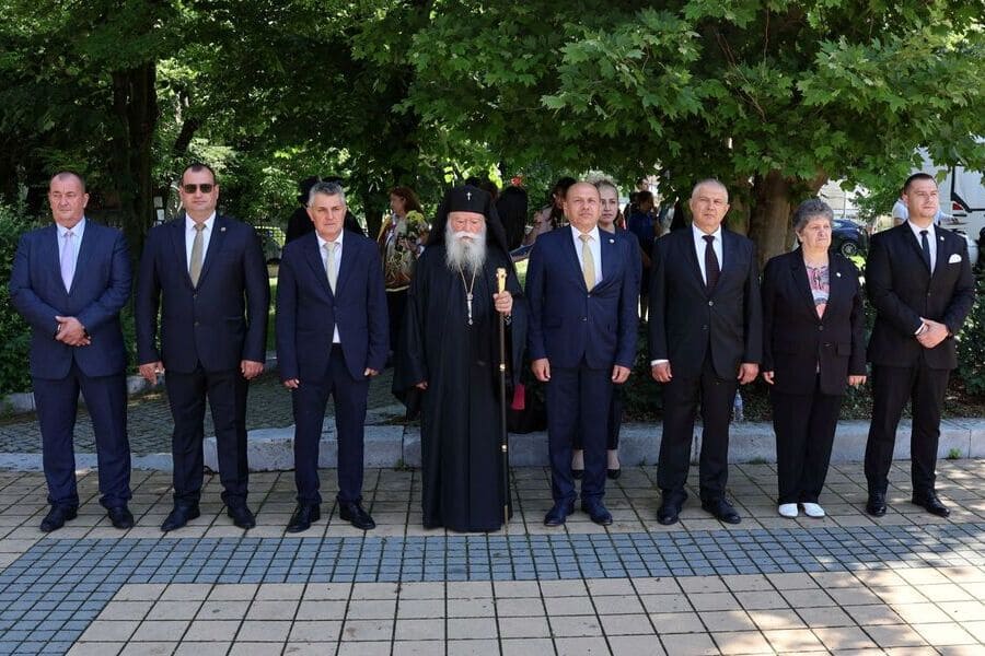 Официални гости и Ловчанският митрополит Гавриил на церемонията за 24 май в Ловеч