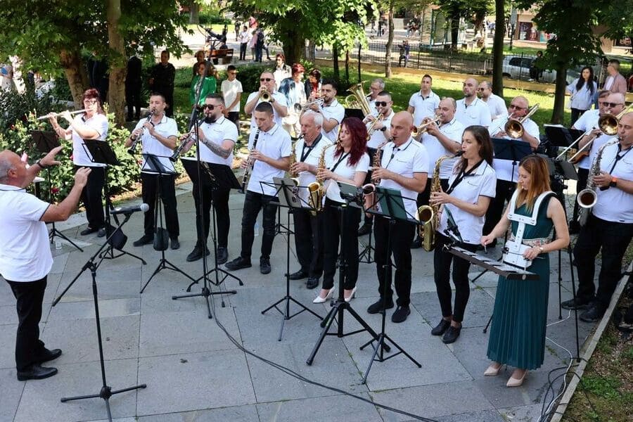 Общинският духов оркестър – Ловеч свири на церемонията за 24 май в градския парк