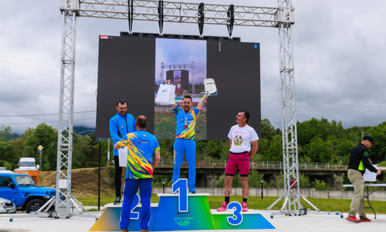 Бегачи на финал на Apriltsi Run 2026 в парка на квартал „Острец" в Априлци