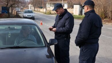 Полицейски служители при проверка на МПС по време на специализирана полицейска операция