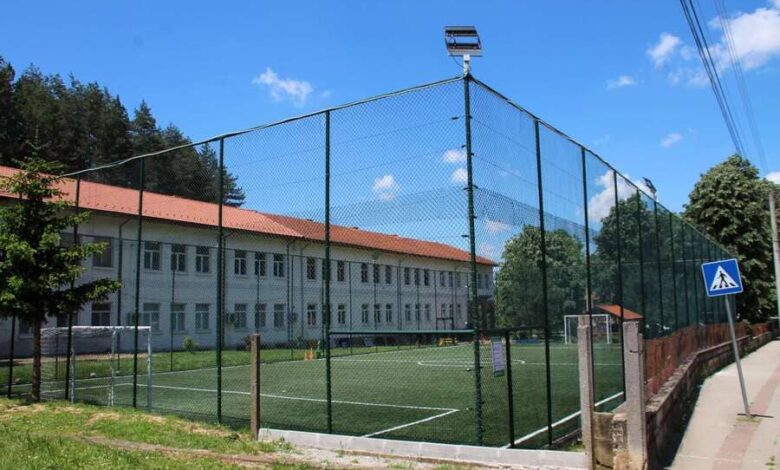 Спортна площадка в с. Градежница бе открита след ремонт с нова настилка и осветление 1 Реновирана спортна площадка в двора на ОУ „Васил Априлов" в с. Градежница