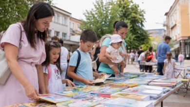 Детски книги на щандове на пешеходната зона на площад „Възраждане" в Троян