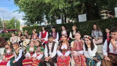 Танцьори на сцена по време на фестивал „Пауталия“ в Кюстендил