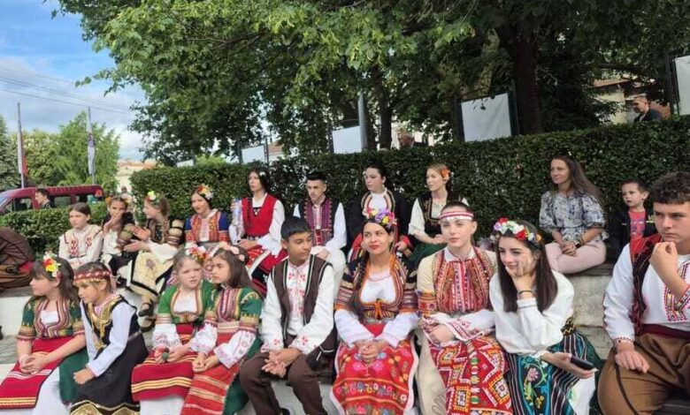 Танцьори на сцена по време на фестивал „Пауталия“ в Кюстендил