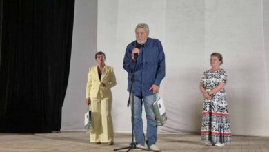 Камен Стайков на прожекцията на филма „Моя дядо Иван“ в зала в Тетевен