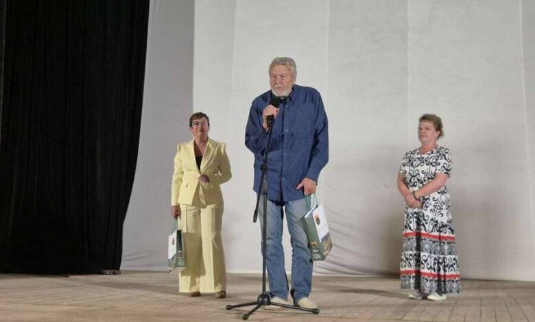 Камен Стайков на прожекцията на филма „Моя дядо Иван“ в зала в Тетевен